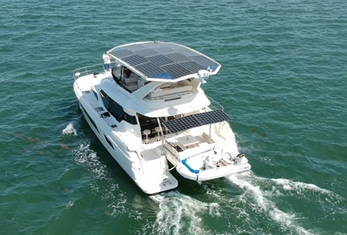 Un catamaran à propulsion électrique alimenté au solaire